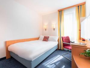 Greet hotel Darmstadt - an Accor hotel - में एक कमरे में एक या कई बेड