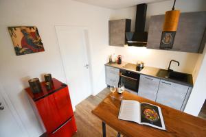 Una cocina o cocineta en BLACKFOXREST Ferienwohnung