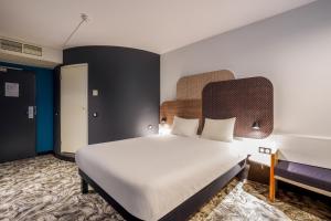 - une chambre avec un grand lit dans l'établissement B&B HOTEL Paris Nord 2 CDG Aéroport, à Roissy-en-France