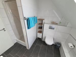 Bathroom sa Kiel-Russee Familienwohnung, Lademöglichkeit, Co2 Frei