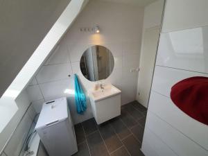 Bathroom sa Kiel-Russee Familienwohnung, Lademöglichkeit, Co2 Frei