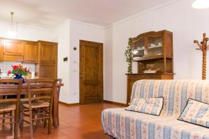 Cuina o zona de cuina de Bright Holiday Home in the countryside near Pisa