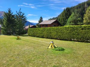 un cortile con due barriere gialle nell’erba di Ferienhaus Davos "Ob dem See" a Davos