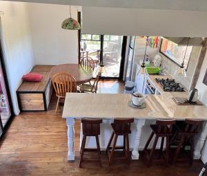 A kitchen or kitchenette at La Roja. Vivir naturaleza, a pasos del océano.