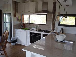 A kitchen or kitchenette at La Roja. Vivir naturaleza, a pasos del océano.