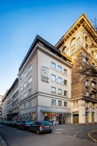 un bâtiment dans une rue avec des voitures garées devant elle dans l'établissement Arte Sofia Hotel, à Sofia