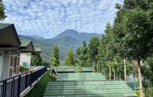 un groupe de marches vertes avec des montagnes en arrière-plan dans l'établissement Alinson Sunset Hill, à Bogor