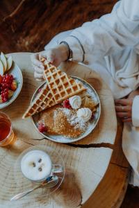 een tafel met een wafel en een bord eten bij M de Megève in Megève