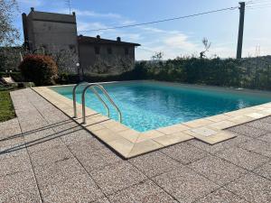 A piscina localizada em Agriturismo IL VIAIO ou nos arredores