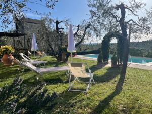 A piscina localizada em Agriturismo IL VIAIO ou nos arredores