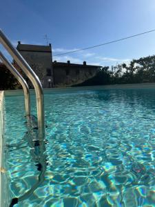 A piscina localizada em Agriturismo IL VIAIO ou nos arredores