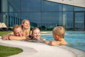 un grupo de personas en una piscina en Lalandia Søndervig, en Søndervig