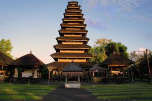 un gran edificio con una gran pagoda en un parque en Mango Tree Villas Jimbaran Bali, en Jimbaran