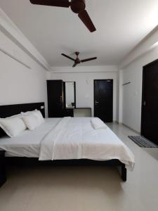 A bed or beds in a room at Alohaa Homestel