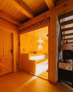 una porta aperta per un bagno in una cabina di PUSZCZYKOWO siedlisko&spa a Białowieża