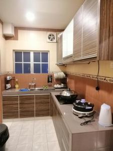 Dapur atau dapur kecil di Green Hill Resort Tanah Rata 3R2B WiFi