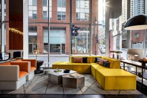 Ruang duduk di Humaniti Hotel Montreal, Autograph Collection