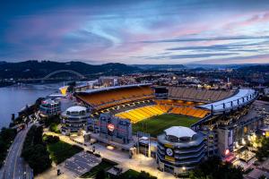 uma vista aérea de um estádio de futebol à noite em Hyatt Place Pittsburgh North Shore em Pittsburgh