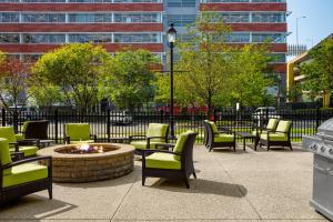 um grupo de cadeiras e uma fogueira num pátio em Hyatt Place Pittsburgh North Shore em Pittsburgh