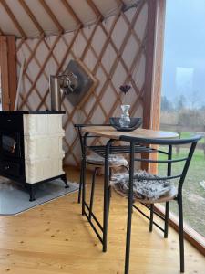 - une table et une chaise dans une yourte dans l'établissement Yary Yurt, à Všeruby