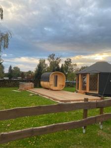 une petite maison assise sur une terrasse dans un champ dans l'établissement Yary Yurt, à Všeruby