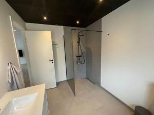 Ένα μπάνιο στο BRAND NEW FLAT IN CENTRAL KLAKSVÍK