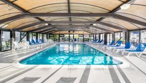 einen Pool mit blauen Stühlen und einer großen Decke in der Unterkunft Wellington Resort in Newport