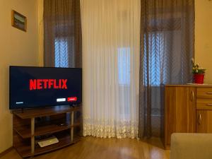 TV i/ili multimedijalni sistem u objektu Cheap Outlet Center Apartment with Pool