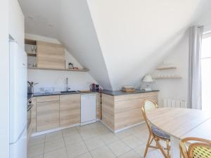 Dapur atau dapur kecil di Appartement T2 en Front de Mer avec Balcon, Wifi et Parking - Châtelaillon-Plage - FR-1-535-5