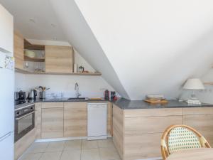 Dapur atau dapur kecil di Appartement T2 en Front de Mer avec Balcon, Wifi et Parking - Châtelaillon-Plage - FR-1-535-5