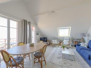 Ruang duduk di Appartement T2 en Front de Mer avec Balcon, Wifi et Parking - Châtelaillon-Plage - FR-1-535-5