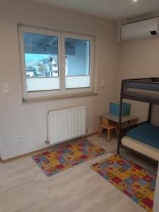 1 dormitorio con 2 literas y 2 ventanas en Penthouse-Feeling MaBeA, en Innsbruck