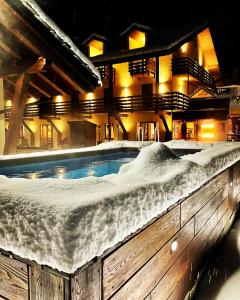 Басейн в Chalet du Lys Hotel & SPA або поблизу