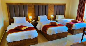 Giường trong phòng chung tại Shaqilath Hotel