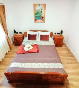 a bedroom with a large bed in a room at Apartament Cetate in Alba Iulia