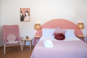 um quarto com uma cama grande e uma cabeceira rosa em AUBERGE DU DIMANCHE - Hotel - Fjord-du-Saguenay - l'Anse-Saint-Jean - Riviere-Eternite em Riviere Eternite