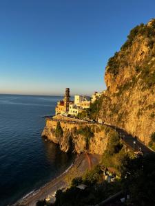 un village sur une falaise à côté de l'océan dans l'établissement Casa Angelica, à Ravello