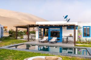 eine Villa mit einem Pool und einem Haus in der Unterkunft Topara Hotel Boutique in San Vicente de Cañete