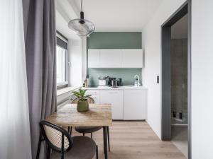 ザールブリュッケンにあるlimehome Saarbrücken Berliner Promenadeのキッチン(テーブル、椅子付)