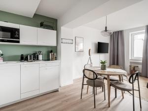 ザールブリュッケンにあるlimehome Saarbrücken Berliner Promenadeのキッチン、ダイニングルーム(テーブル、椅子付)