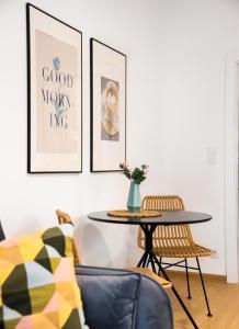 een eetkamer met een tafel en stoelen bij Mokotów Passion Apartment in Warschau