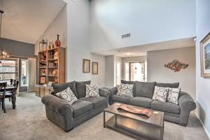 אזור ישיבה ב-Lubbock Townhome with Grill Near TTU and Downtown!