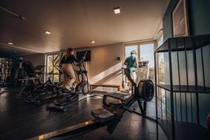 een man en een vrouw die trainen in een sportschool bij COWOOL Cergy in Cergy