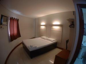 una piccola camera con un letto in una stanza di D' Loft Inn CDO a Cagayan de Oro