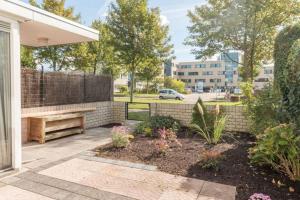 Un jardín fuera de Family house next to train and close to Amsterdam and Schiphol