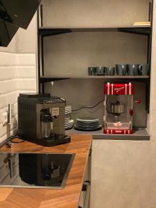 uma cozinha com comodidades para preparar café no balcão em Loft mit privater Sauna em Heidelberg