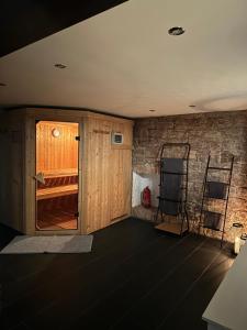 um quarto com uma porta de madeira e uma parede de tijolos em Loft mit privater Sauna em Heidelberg