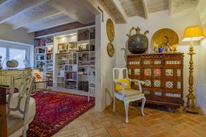 een woonkamer met een tafel en stoelen en een bureau bij Villa Cerrado das Fontainhas SPA in Sintra