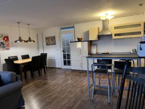 Una cocina o kitchenette en Family house next to train and close to Amsterdam and Schiphol