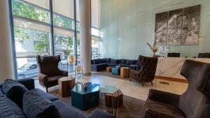 een lobby met banken en stoelen in een gebouw bij Hotel Treinta-Seis in Mar del Plata